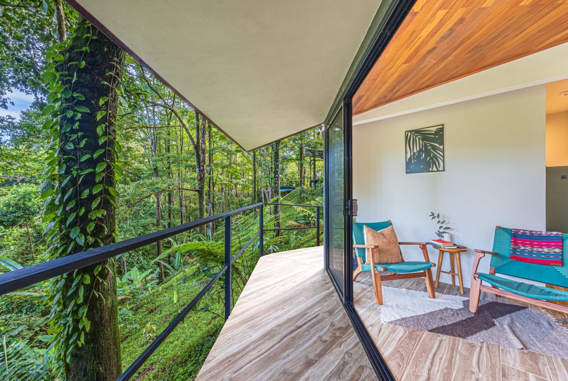 VILLA SOMBRA PROPERTY WITH FIVE BEDROOMS AND FOREST VIEWS, IN LA ALFOMBRA – 2.5 ACRES