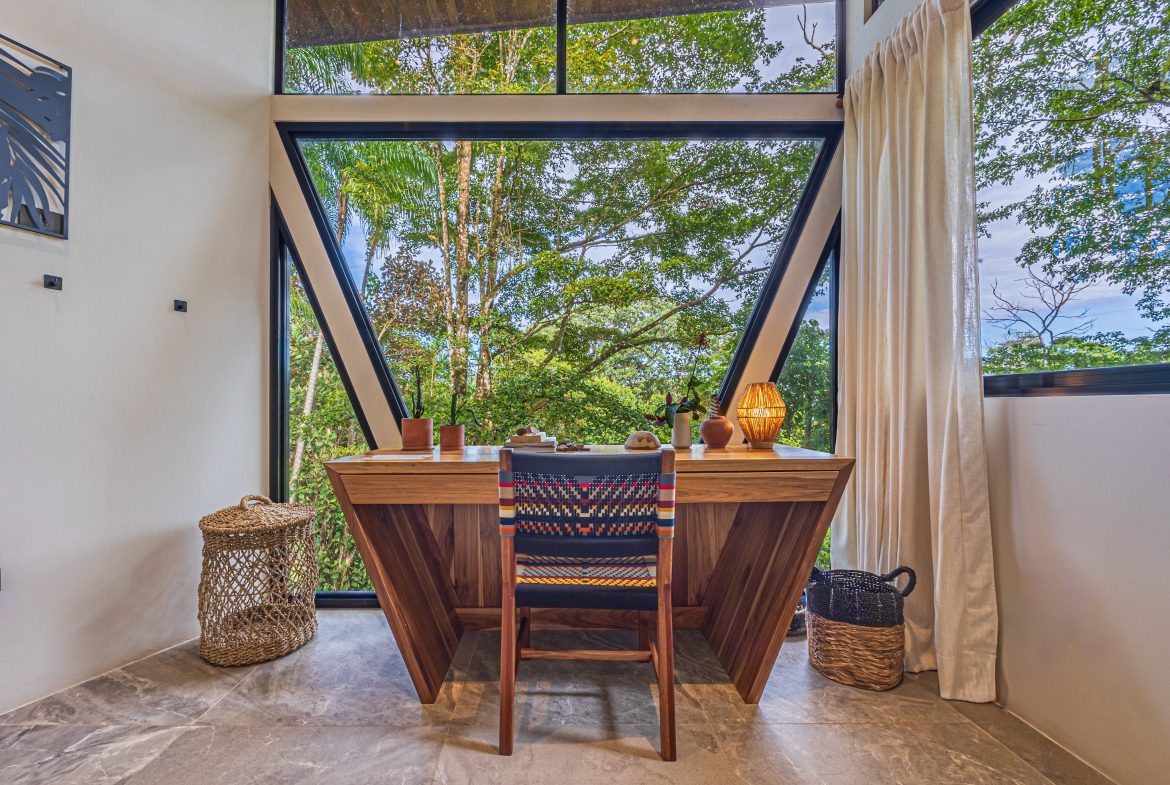 VILLA SOMBRA PROPERTY WITH FIVE BEDROOMS AND FOREST VIEWS, IN LA ALFOMBRA – 2.5 ACRES