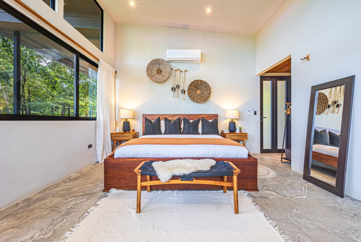 VILLA SOMBRA PROPERTY WITH FIVE BEDROOMS AND FOREST VIEWS, IN LA ALFOMBRA – 2.5 ACRES