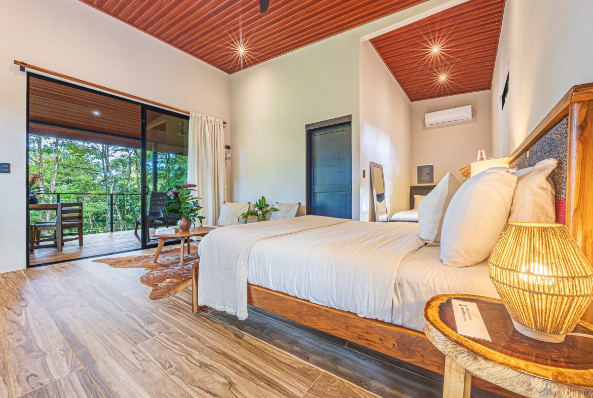 VILLA SOMBRA PROPERTY WITH FIVE BEDROOMS AND FOREST VIEWS, IN LA ALFOMBRA – 2.5 ACRES