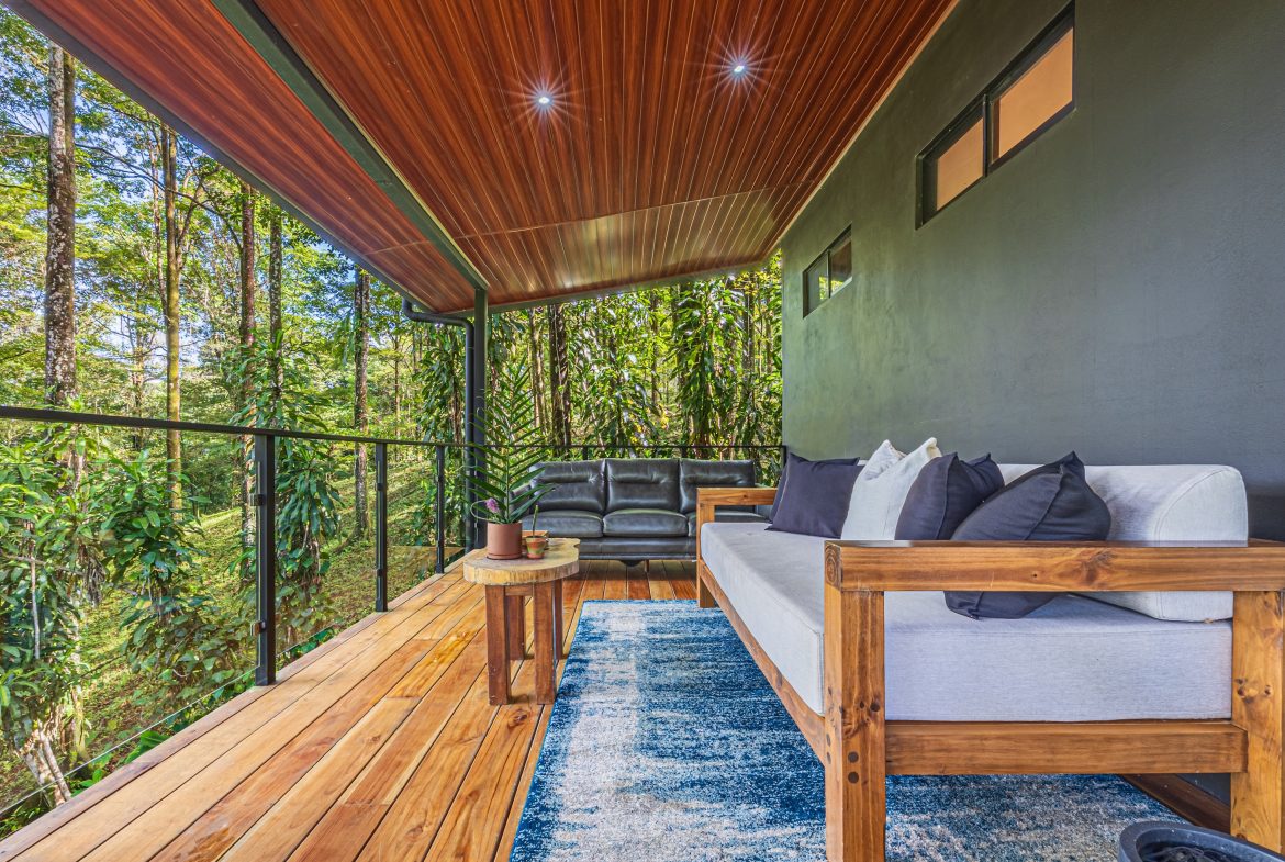 VILLA SOMBRA PROPERTY WITH FIVE BEDROOMS AND FOREST VIEWS, IN LA ALFOMBRA – 2.5 ACRES