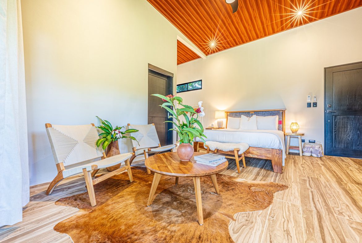 VILLA SOMBRA PROPERTY WITH FIVE BEDROOMS AND FOREST VIEWS, IN LA ALFOMBRA – 2.5 ACRES