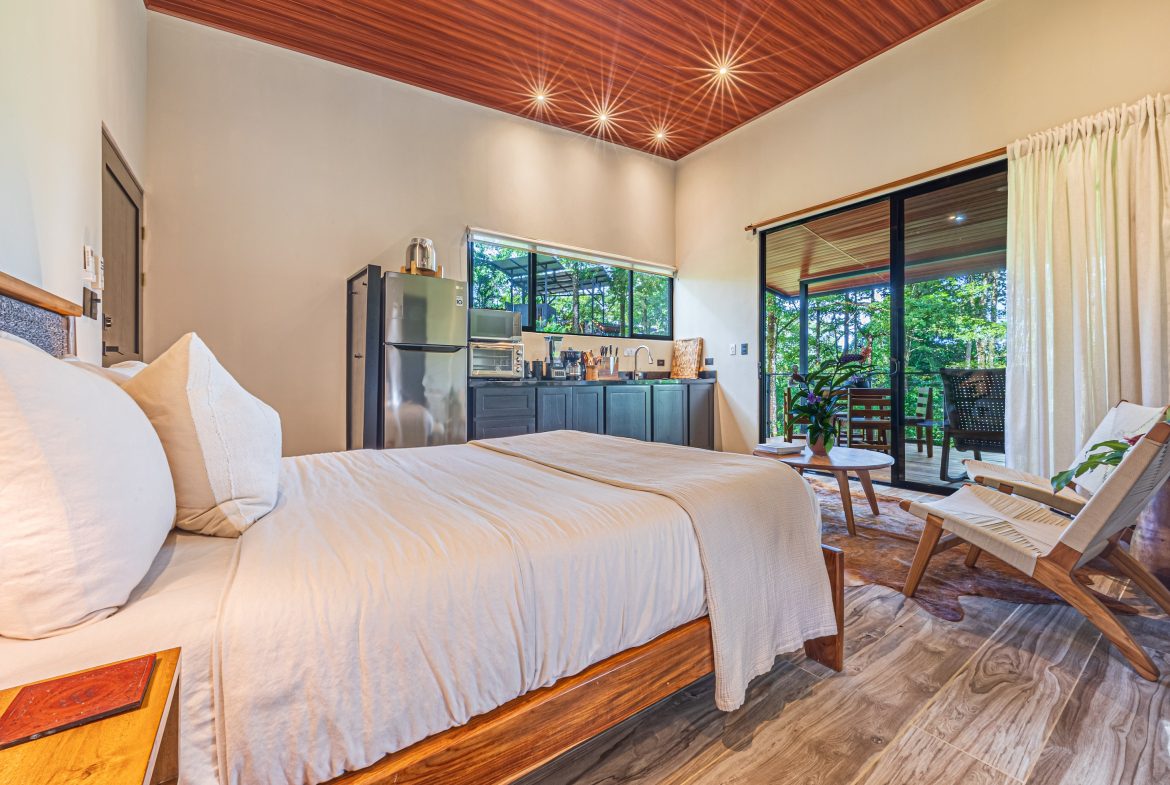 VILLA SOMBRA PROPERTY WITH FIVE BEDROOMS AND FOREST VIEWS, IN LA ALFOMBRA – 2.5 ACRES