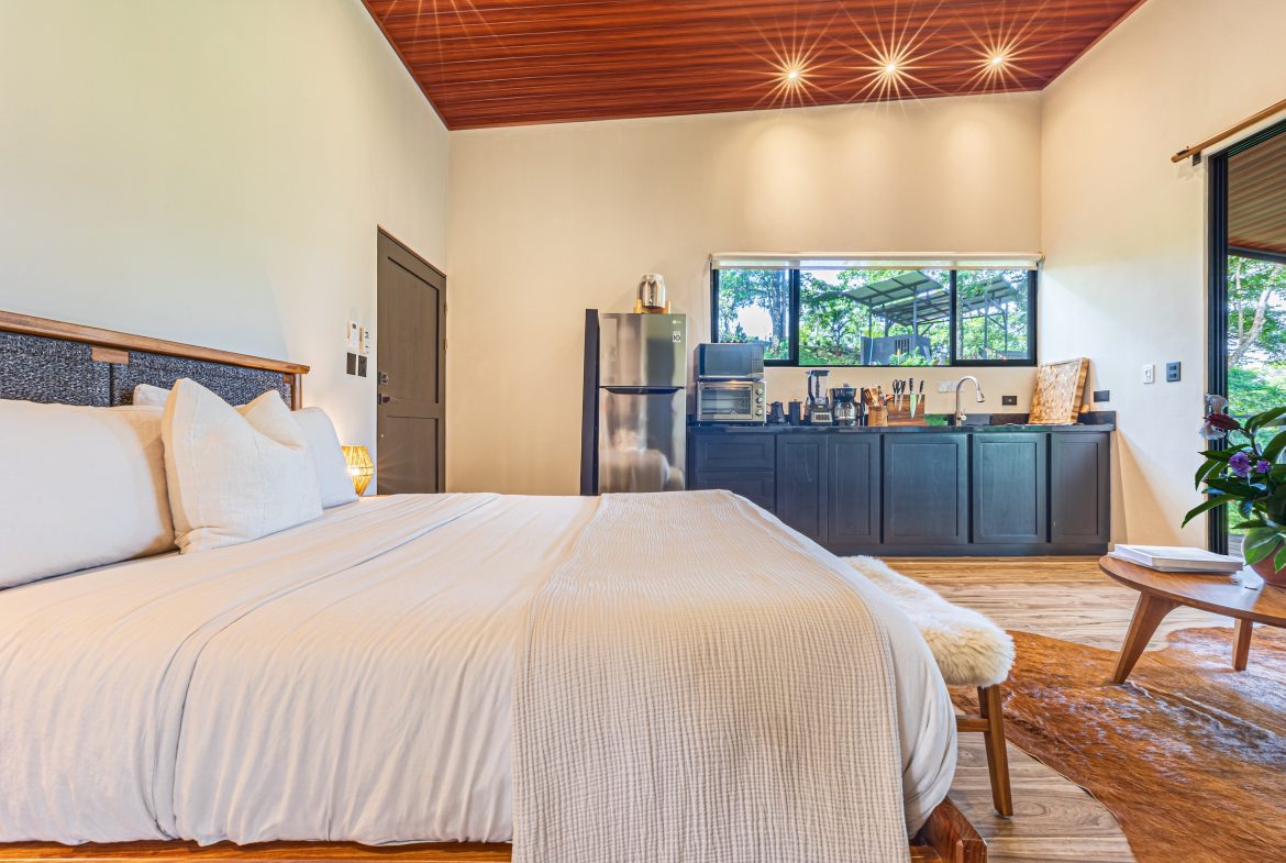VILLA SOMBRA PROPERTY WITH FIVE BEDROOMS AND FOREST VIEWS, IN LA ALFOMBRA – 2.5 ACRES