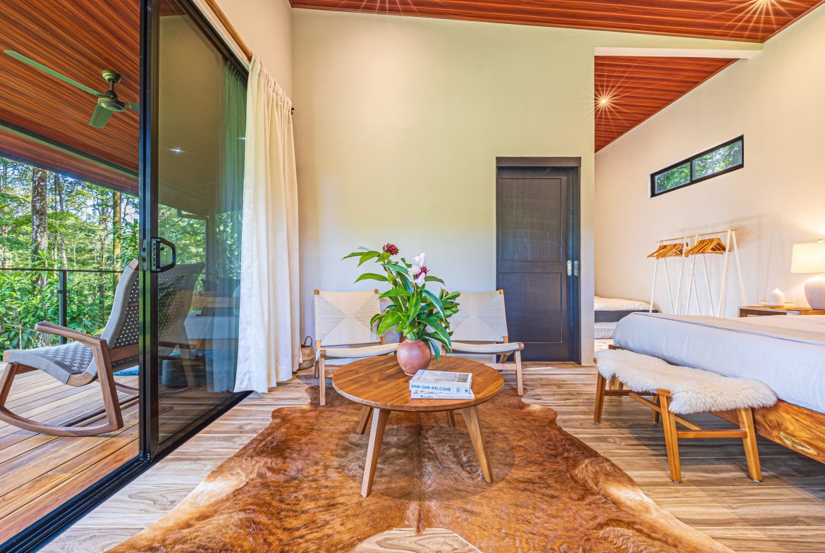 VILLA SOMBRA PROPERTY WITH FIVE BEDROOMS AND FOREST VIEWS, IN LA ALFOMBRA – 2.5 ACRES