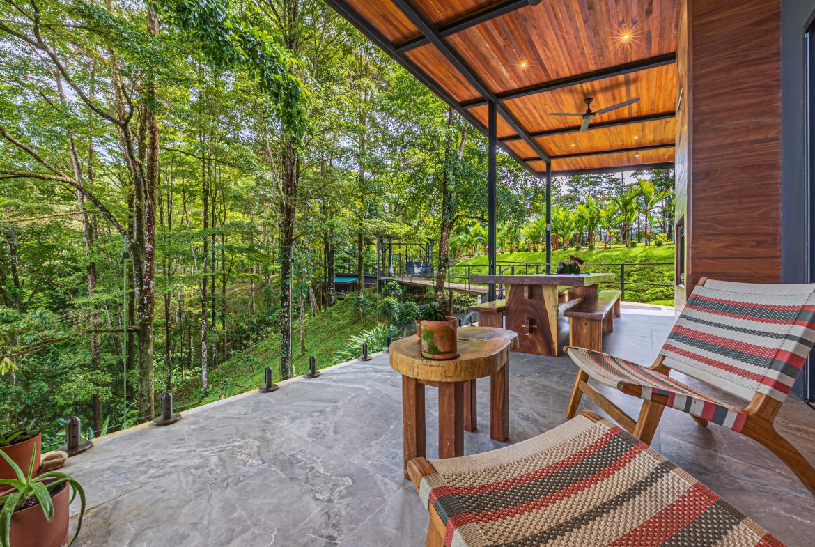 VILLA SOMBRA PROPERTY WITH FIVE BEDROOMS AND FOREST VIEWS, IN LA ALFOMBRA – 2.5 ACRES