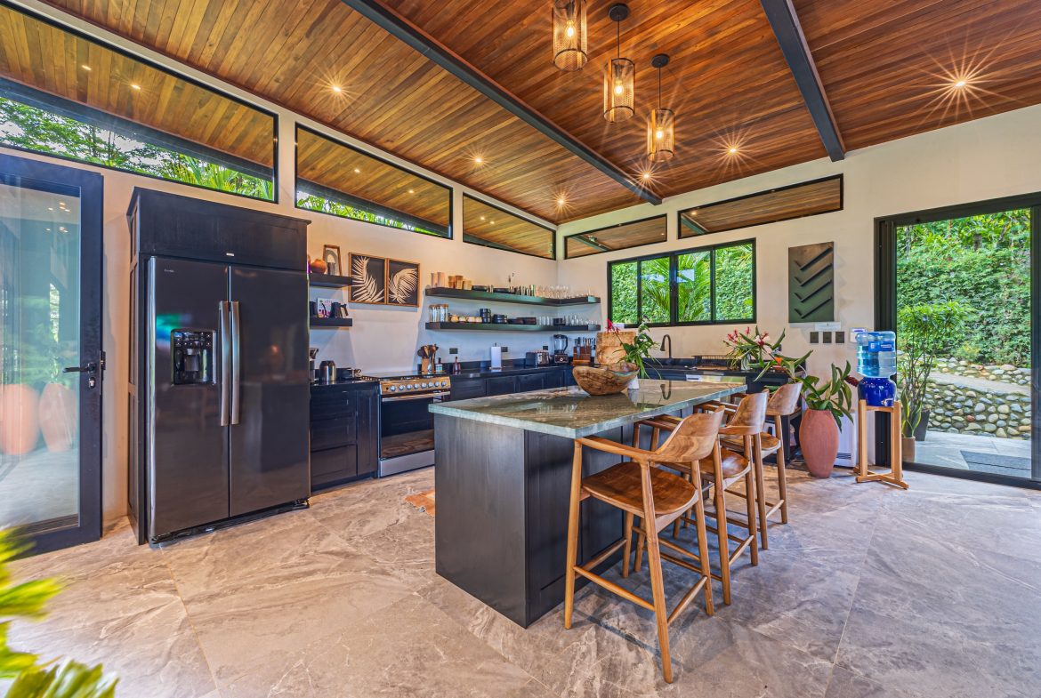 VILLA SOMBRA PROPERTY WITH FIVE BEDROOMS AND FOREST VIEWS, IN LA ALFOMBRA – 2.5 ACRES, Uvita, Costa Rica — photo 6