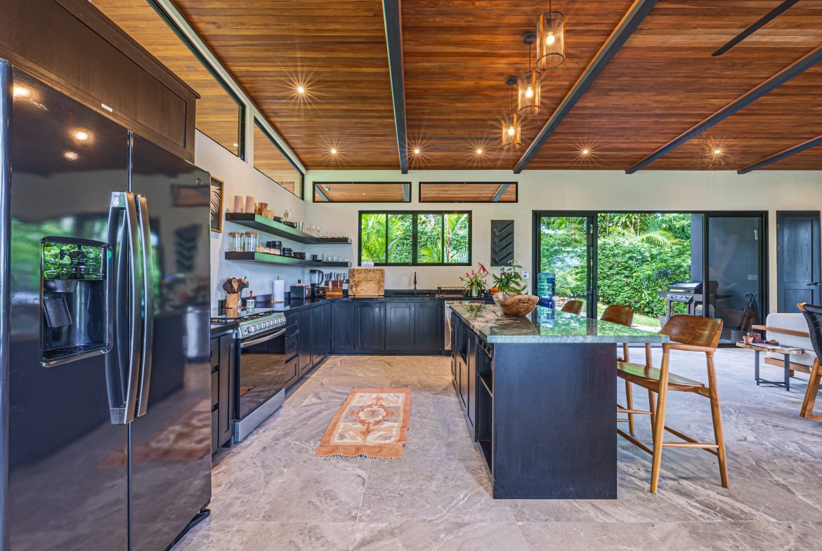VILLA SOMBRA PROPERTY WITH FIVE BEDROOMS AND FOREST VIEWS, IN LA ALFOMBRA – 2.5 ACRES, Uvita, Costa Rica — photo 7