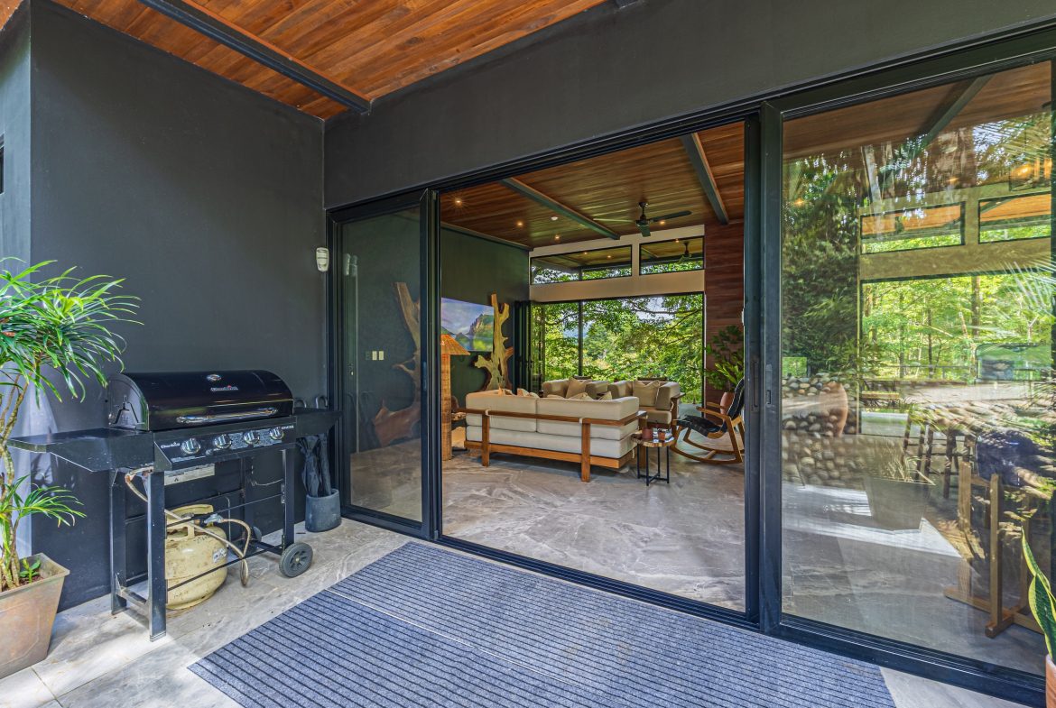VILLA SOMBRA PROPERTY WITH FIVE BEDROOMS AND FOREST VIEWS, IN LA ALFOMBRA – 2.5 ACRES