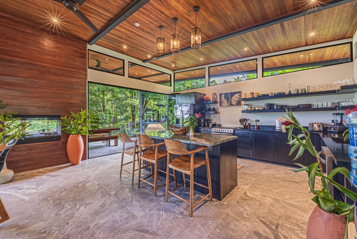 VILLA SOMBRA PROPERTY WITH FIVE BEDROOMS AND FOREST VIEWS, IN LA ALFOMBRA – 2.5 ACRES, Uvita, Costa Rica — photo 8