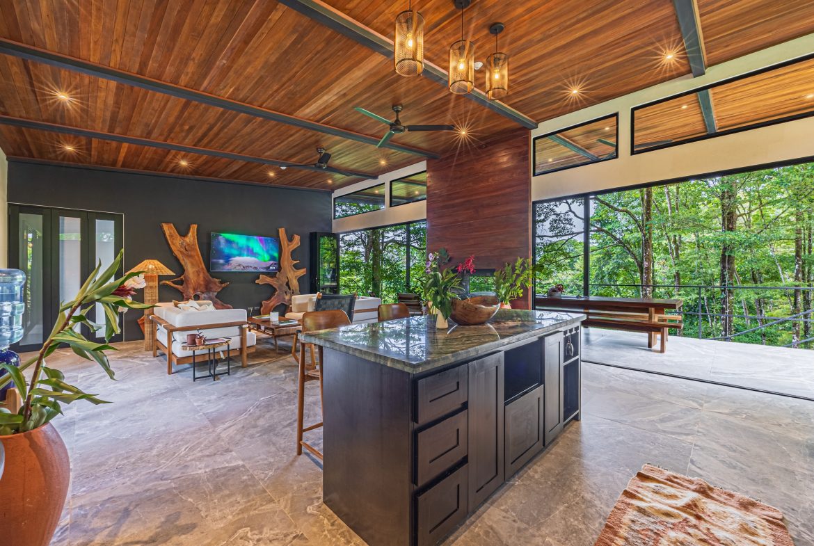 VILLA SOMBRA PROPERTY WITH FIVE BEDROOMS AND FOREST VIEWS, IN LA ALFOMBRA – 2.5 ACRES
