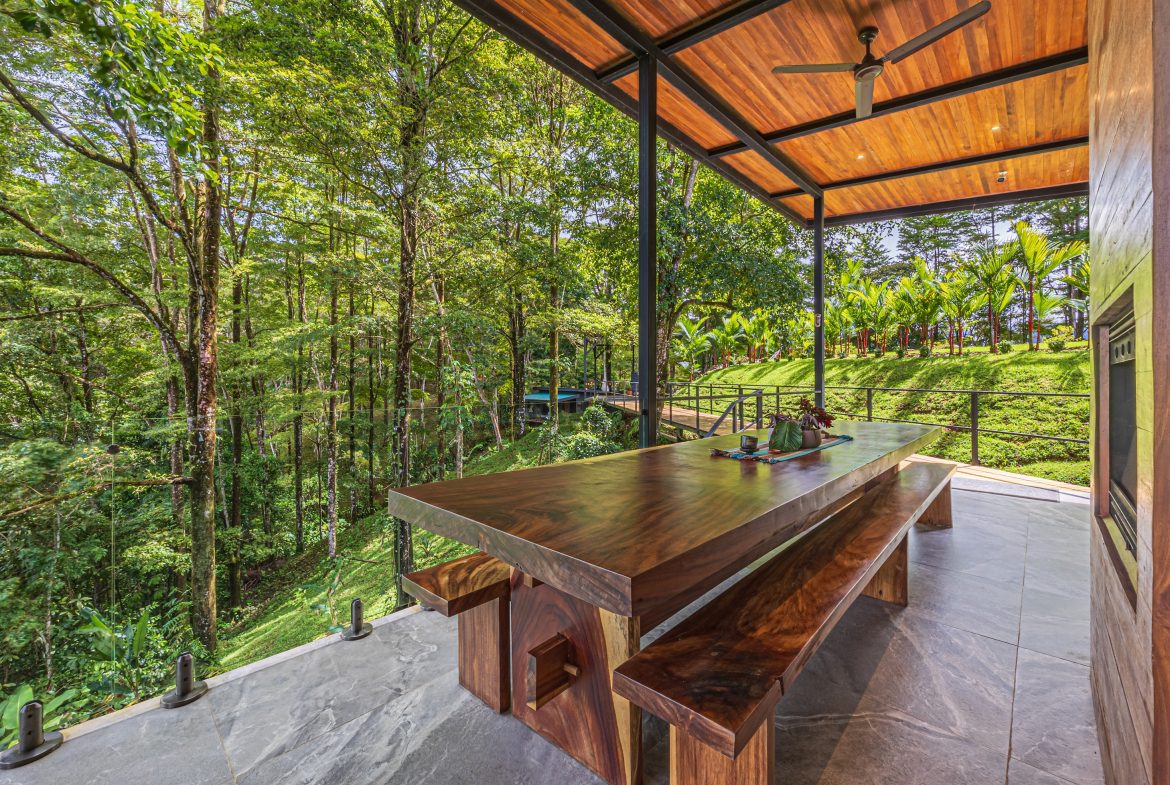 VILLA SOMBRA PROPERTY WITH FIVE BEDROOMS AND FOREST VIEWS, IN LA ALFOMBRA – 2.5 ACRES