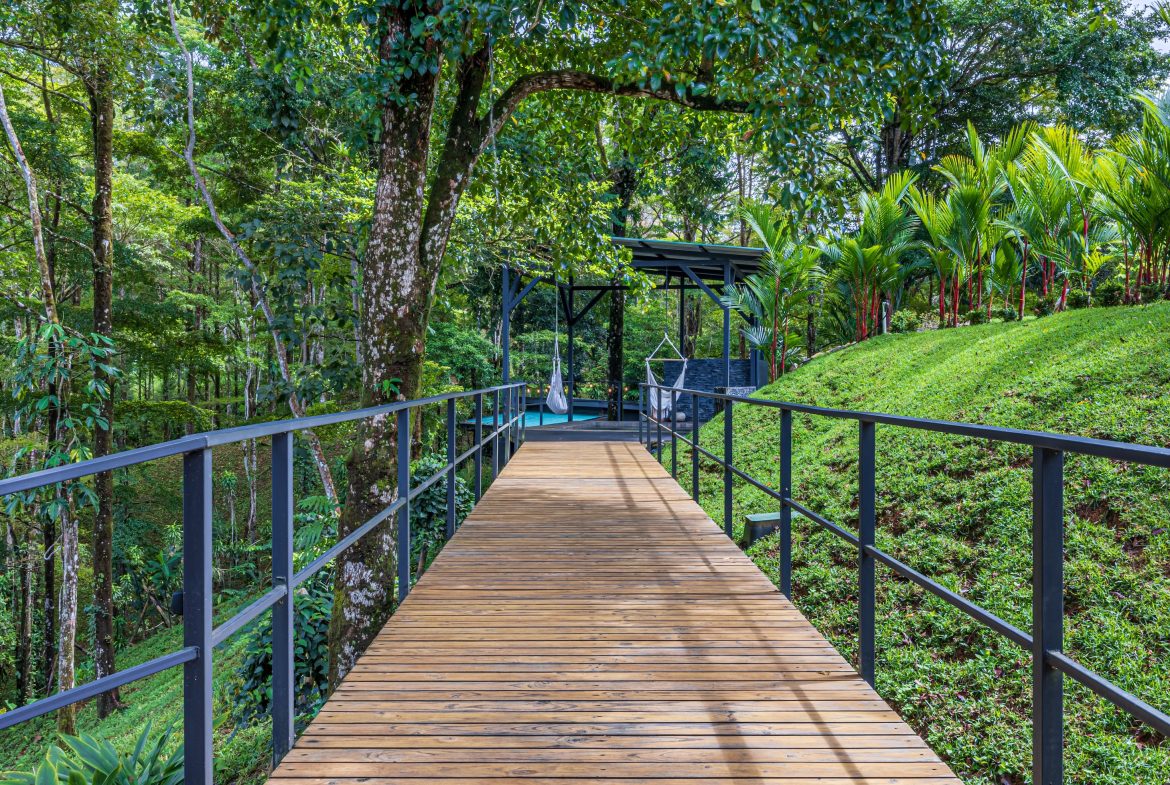 VILLA SOMBRA PROPERTY WITH FIVE BEDROOMS AND FOREST VIEWS, IN LA ALFOMBRA – 2.5 ACRES