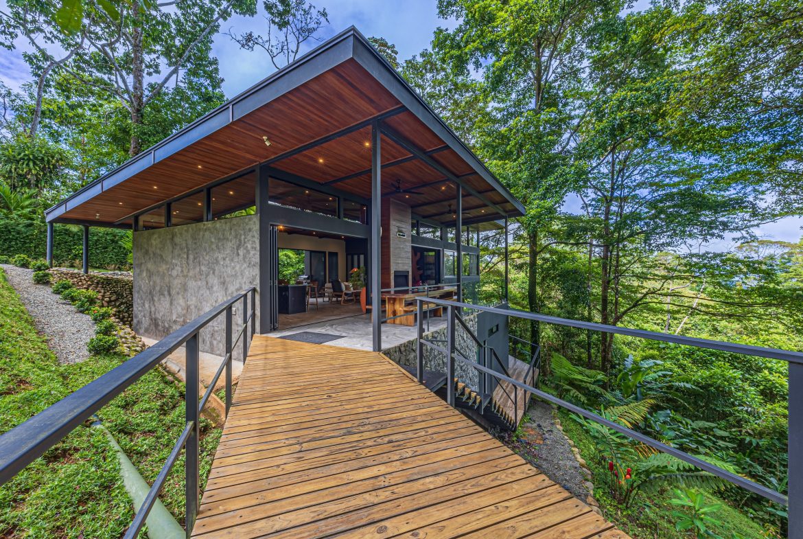 VILLA SOMBRA PROPERTY WITH FIVE BEDROOMS AND FOREST VIEWS, IN LA ALFOMBRA – 2.5 ACRES