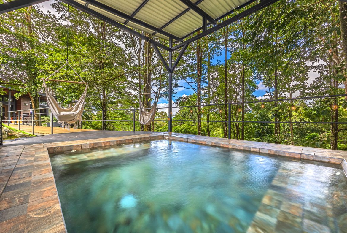 VILLA SOMBRA PROPERTY WITH FIVE BEDROOMS AND FOREST VIEWS, IN LA ALFOMBRA – 2.5 ACRES