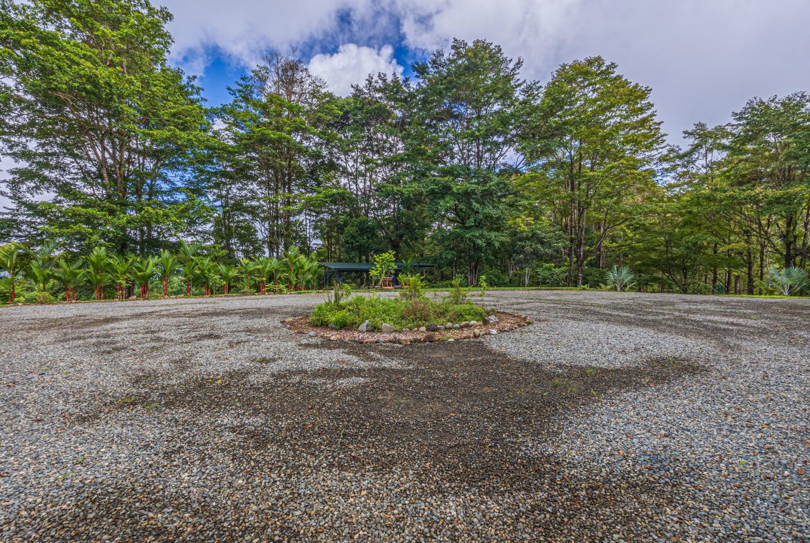 VILLA SOMBRA PROPERTY WITH FIVE BEDROOMS AND FOREST VIEWS, IN LA ALFOMBRA – 2.5 ACRES