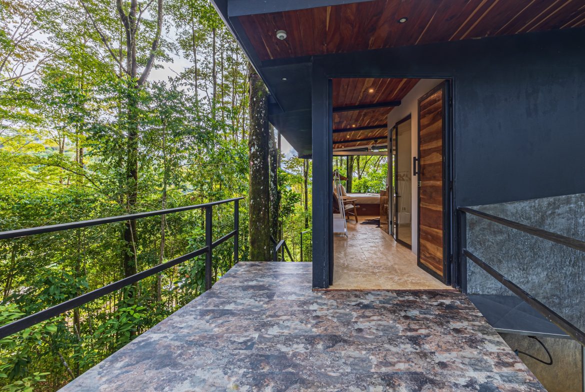 VILLA SOMBRA PROPERTY WITH FIVE BEDROOMS AND FOREST VIEWS, IN LA ALFOMBRA – 2.5 ACRES