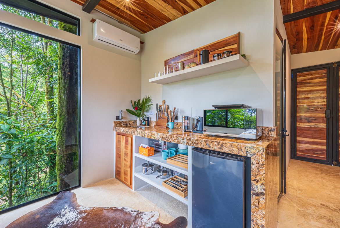 VILLA SOMBRA PROPERTY WITH FIVE BEDROOMS AND FOREST VIEWS, IN LA ALFOMBRA – 2.5 ACRES