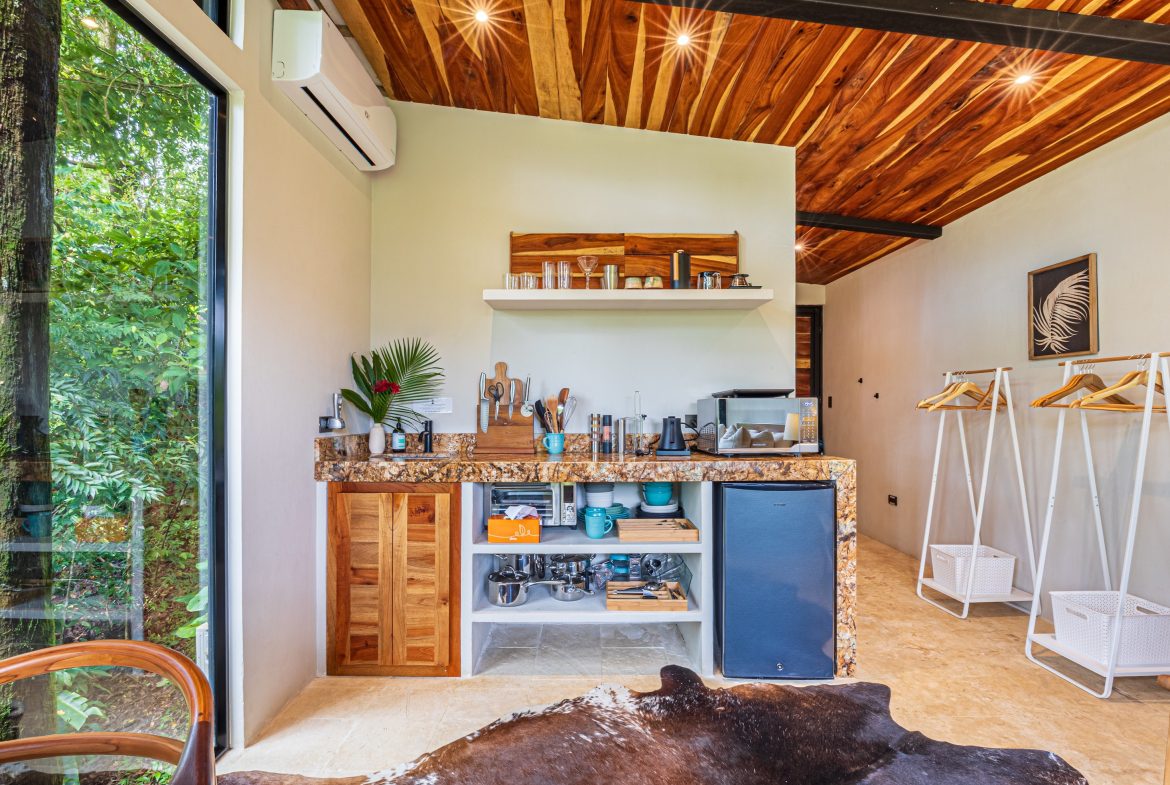 VILLA SOMBRA PROPERTY WITH FIVE BEDROOMS AND FOREST VIEWS, IN LA ALFOMBRA – 2.5 ACRES