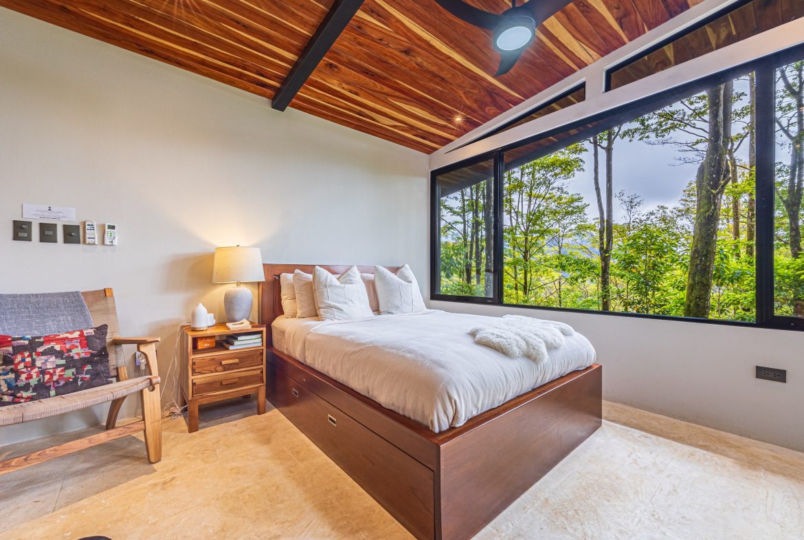 VILLA SOMBRA PROPERTY WITH FIVE BEDROOMS AND FOREST VIEWS, IN LA ALFOMBRA – 2.5 ACRES