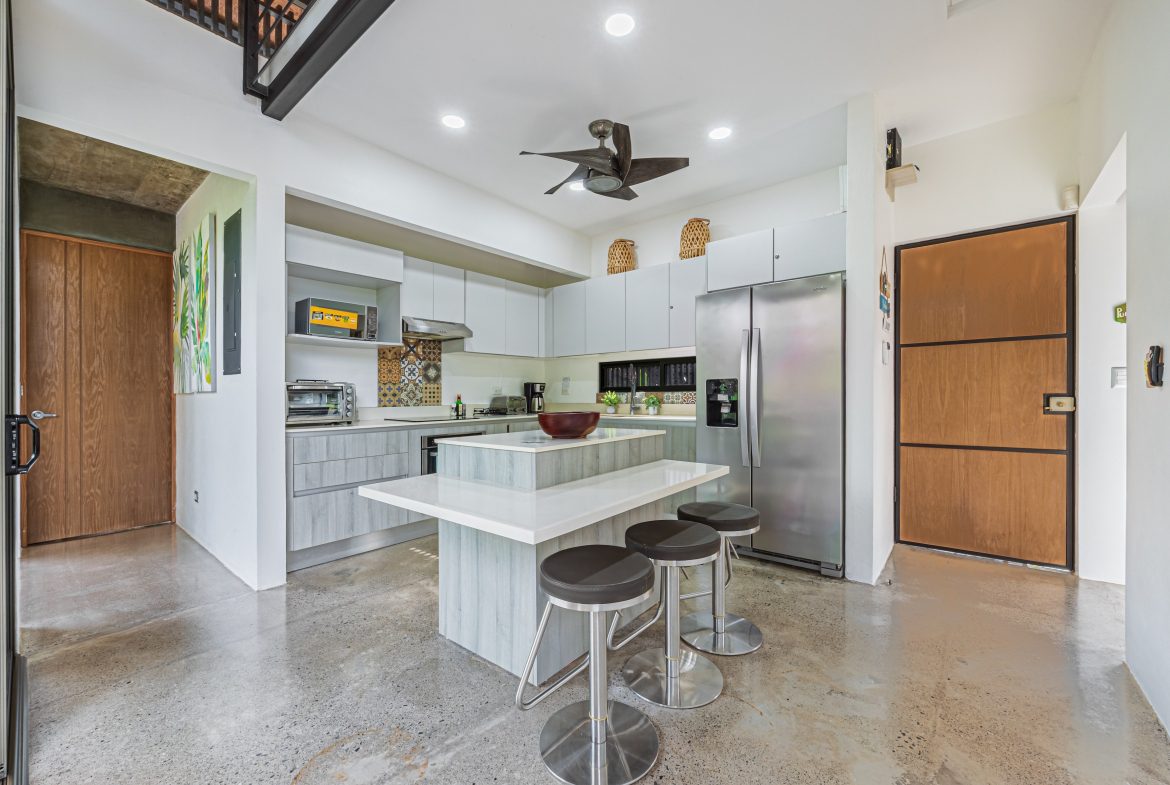PROPERTY WITH THREE BEDROOM NEAR TO EVERYTHING, IN UVITA – 0.20 ACRES