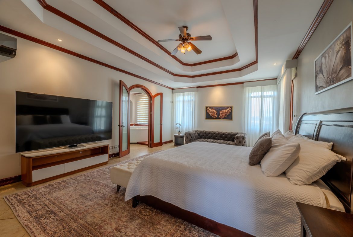 LUXURY PROPERTY WITH SIX BEDROOM, IN PALMARES PEREZ ZELEDON – 0.68 ACRES
