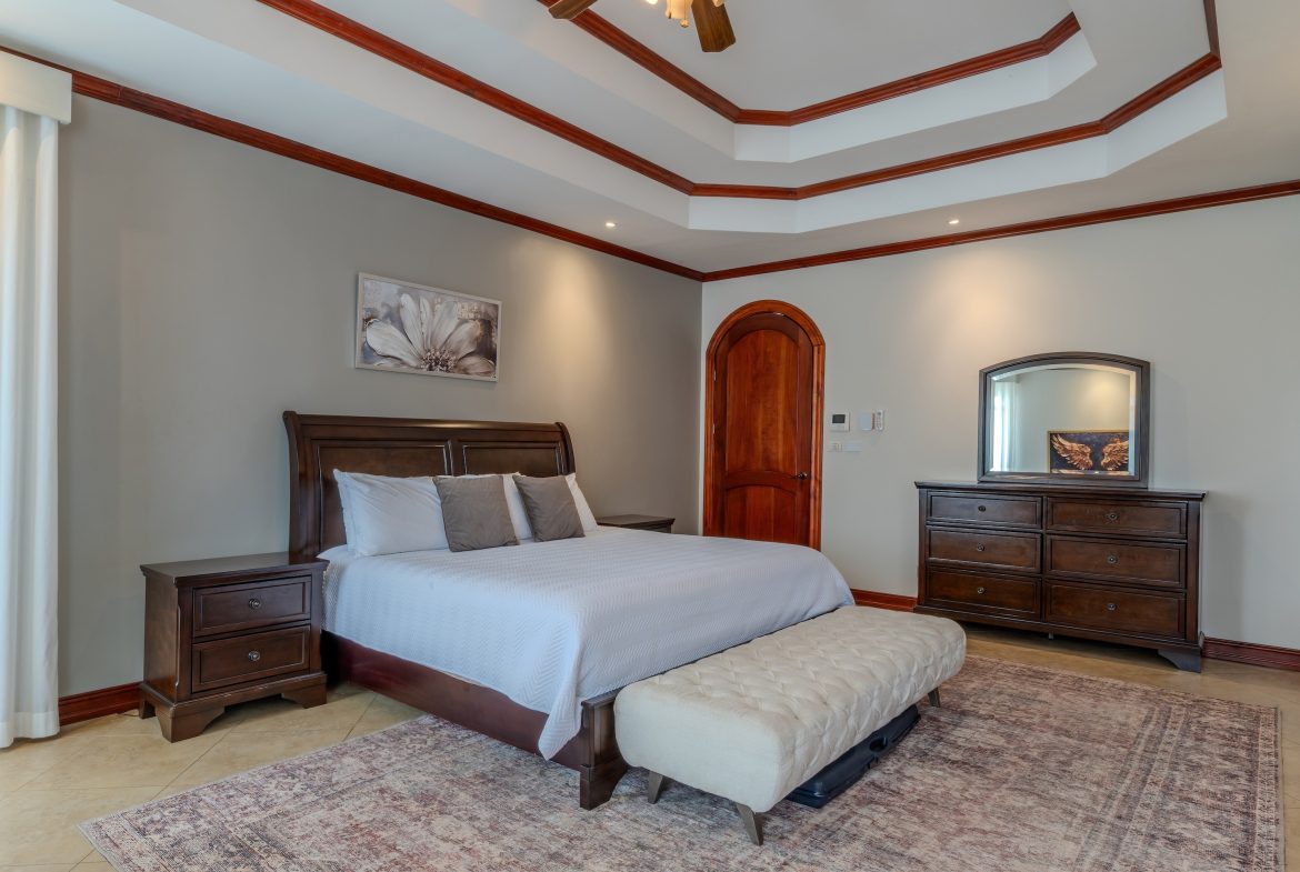 LUXURY PROPERTY WITH SIX BEDROOM, IN PALMARES PEREZ ZELEDON – 0.68 ACRES