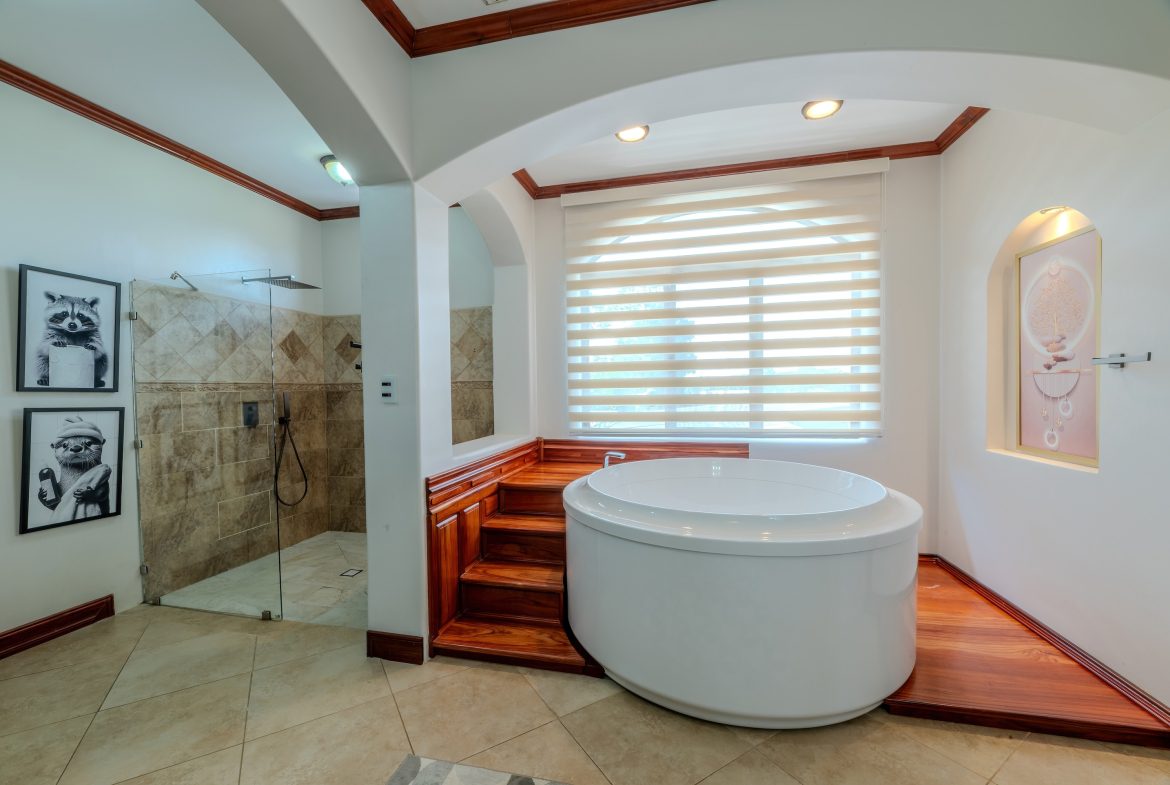 LUXURY PROPERTY WITH SIX BEDROOM, IN PALMARES PEREZ ZELEDON – 0.68 ACRES
