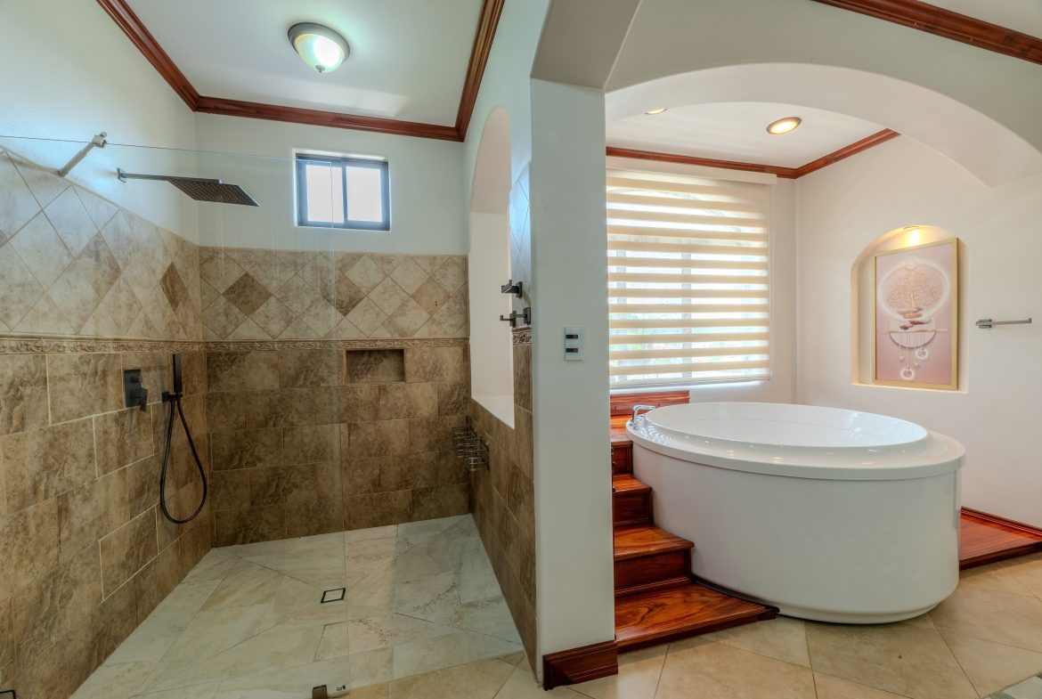 LUXURY PROPERTY WITH SIX BEDROOM, IN PALMARES PEREZ ZELEDON – 0.68 ACRES