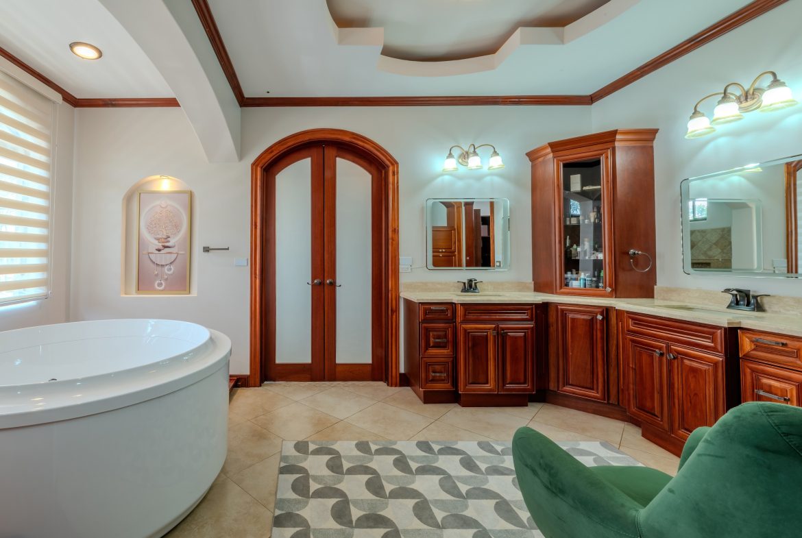 LUXURY PROPERTY WITH SIX BEDROOM, IN PALMARES PEREZ ZELEDON – 0.68 ACRES