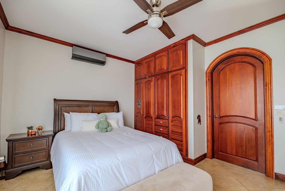 LUXURY PROPERTY WITH SIX BEDROOM, IN PALMARES PEREZ ZELEDON – 0.68 ACRES