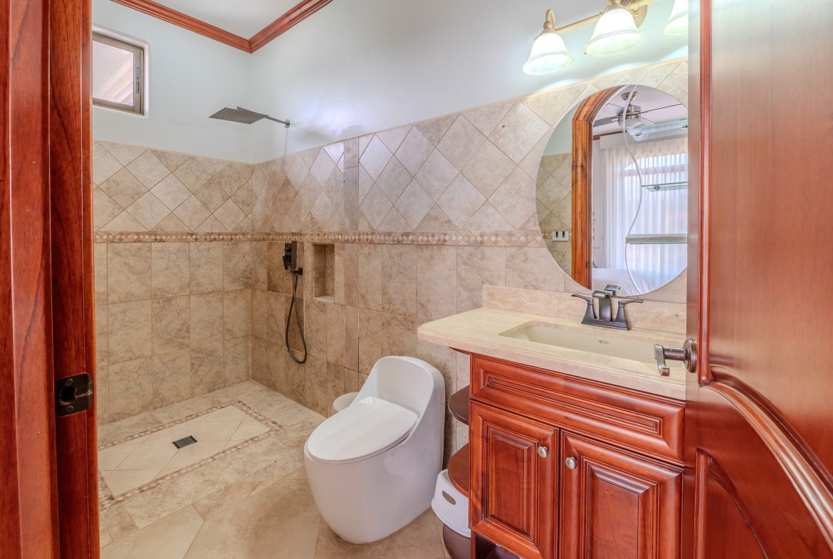 LUXURY PROPERTY WITH SIX BEDROOM, IN PALMARES PEREZ ZELEDON – 0.68 ACRES