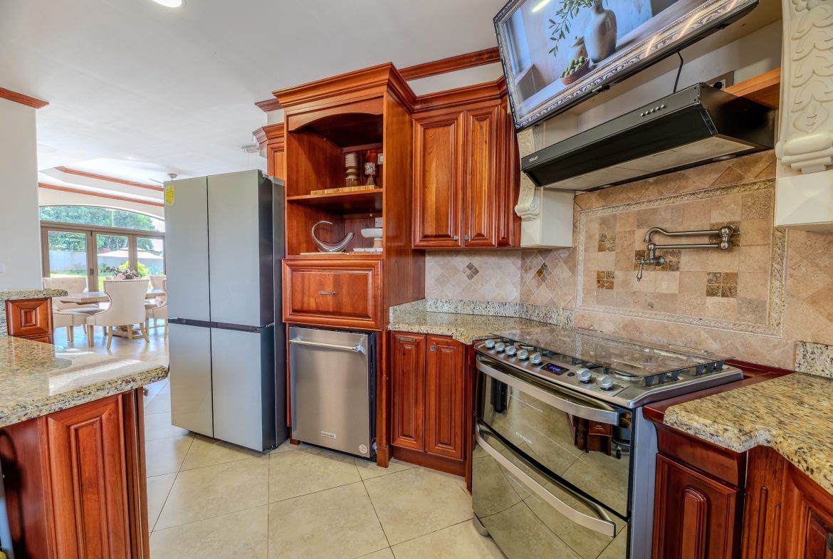 LUXURY PROPERTY WITH SIX BEDROOM, IN PALMARES PEREZ ZELEDON – 0.68 ACRES