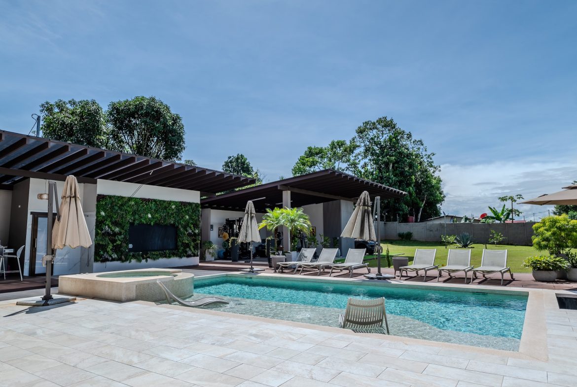 LUXURY PROPERTY WITH SIX BEDROOM, IN PALMARES PEREZ ZELEDON – 0.68 ACRES