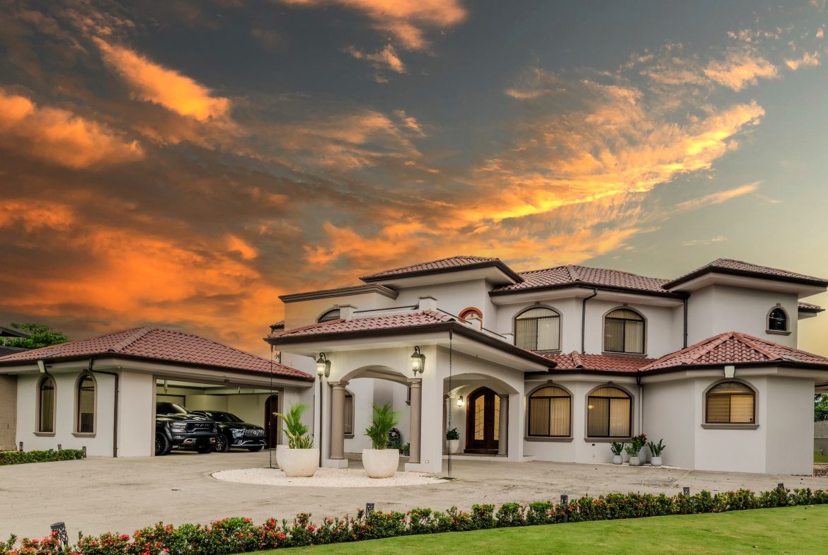 LUXURY PROPERTY WITH SIX BEDROOM, IN PALMARES PEREZ ZELEDON – 0.68 ACRES