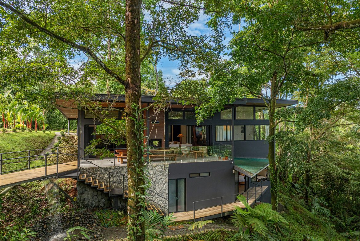 VILLA SOMBRA PROPERTY WITH FIVE BEDROOMS AND FOREST VIEWS, IN LA ALFOMBRA – 2.5 ACRES, Uvita, Costa Rica — photo 1