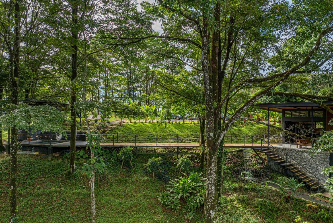 VILLA SOMBRA PROPERTY WITH FIVE BEDROOMS AND FOREST VIEWS, IN LA ALFOMBRA – 2.5 ACRES