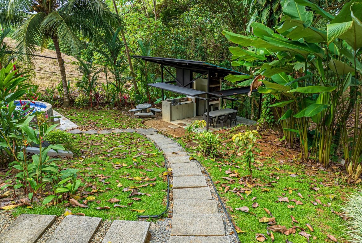 PROPERTY WITH THREE BEDROOM NEAR TO EVERYTHING, IN UVITA – 0.20 ACRES