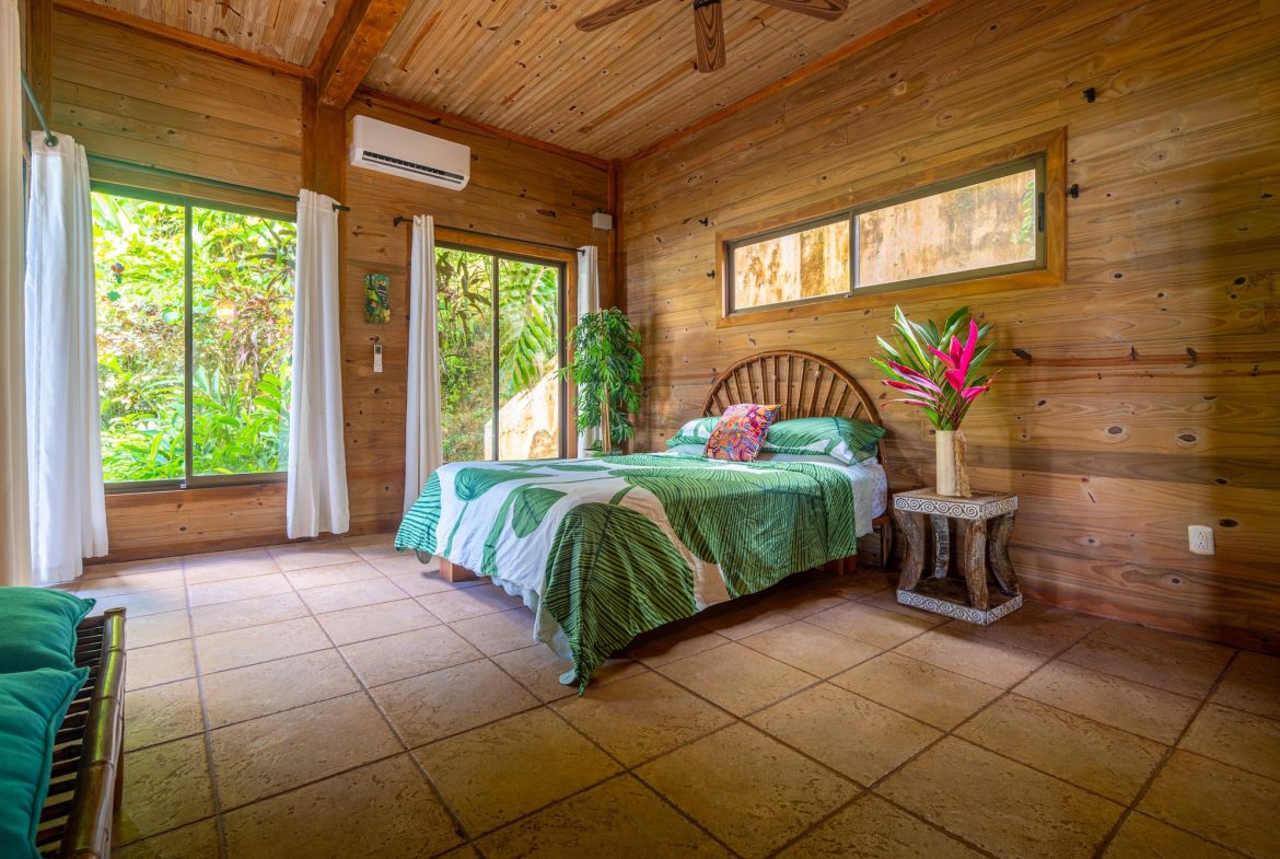 VILLA KRISTINA MOUNTAIN PROPERTY WITH OCEAN VIEWS AND A GUEST HOUSE, IN BALLENA – 3.8 ACRES
