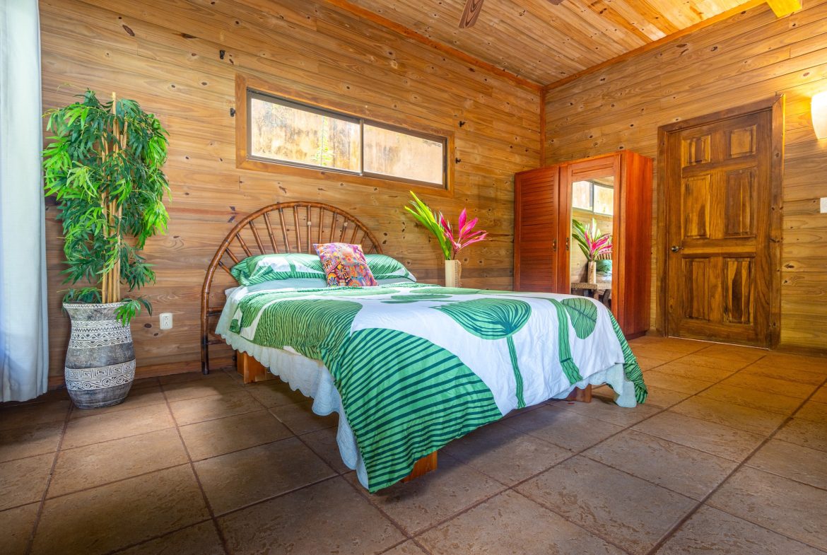 VILLA KRISTINA MOUNTAIN PROPERTY WITH OCEAN VIEWS AND A GUEST HOUSE, IN BALLENA – 3.8 ACRES