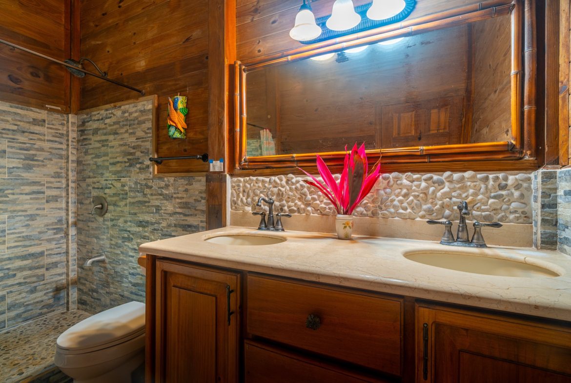VILLA KRISTINA MOUNTAIN PROPERTY WITH OCEAN VIEWS AND A GUEST HOUSE, IN BALLENA – 3.8 ACRES
