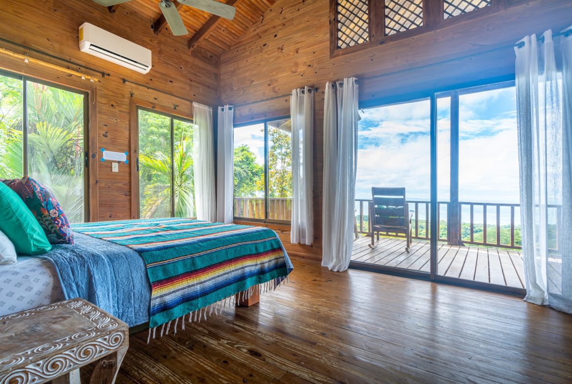 VILLA KRISTINA MOUNTAIN PROPERTY WITH OCEAN VIEWS AND A GUEST HOUSE, IN BALLENA – 3.8 ACRES