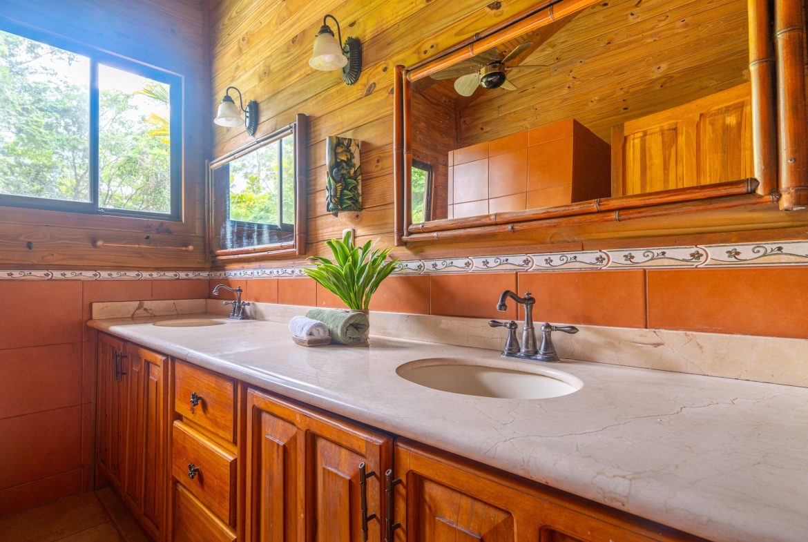 VILLA KRISTINA MOUNTAIN PROPERTY WITH OCEAN VIEWS AND A GUEST HOUSE, IN BALLENA – 3.8 ACRES