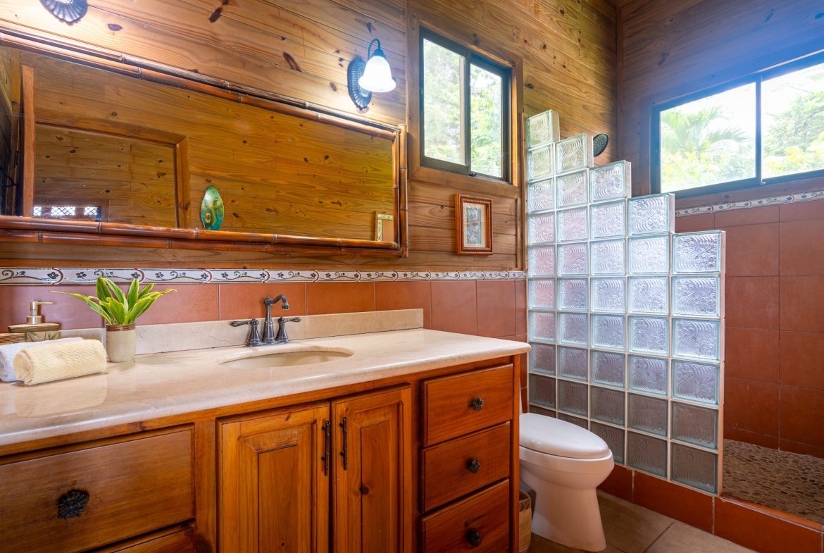 VILLA KRISTINA MOUNTAIN PROPERTY WITH OCEAN VIEWS AND A GUEST HOUSE, IN BALLENA – 3.8 ACRES