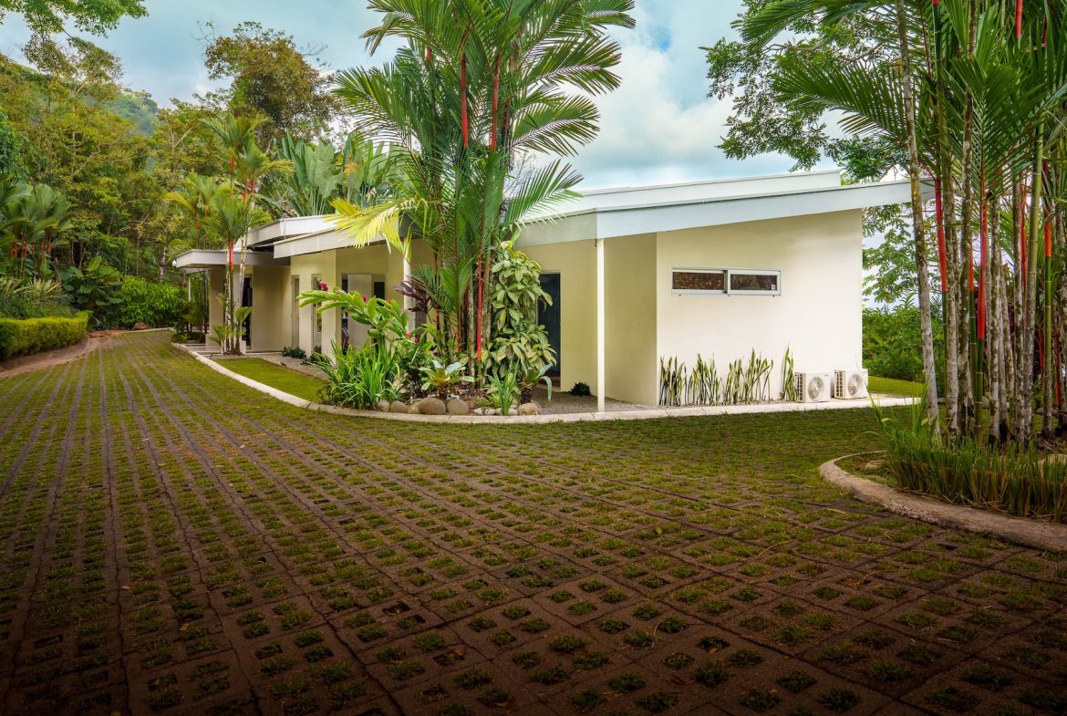 VILLA LUNA PROPERTY WITH THREE BEDROOMS AND SUNSET VIEWS, IN ESCALERAS – 0.66 ACRES, Uvita, Costa Rica — photo 1