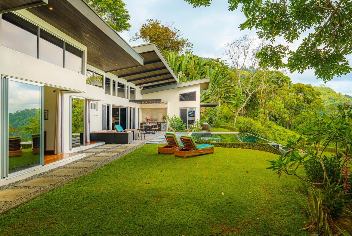 VILLA LUNA PROPERTY WITH THREE BEDROOMS AND SUNSET VIEWS, IN ESCALERAS – 0.66 ACRES