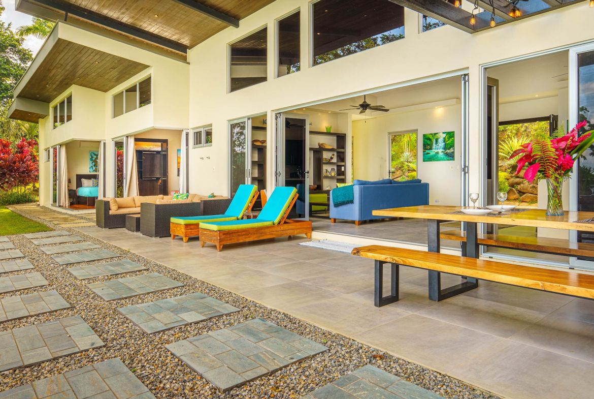 VILLA LUNA PROPERTY WITH THREE BEDROOMS AND SUNSET VIEWS, IN ESCALERAS – 0.66 ACRES