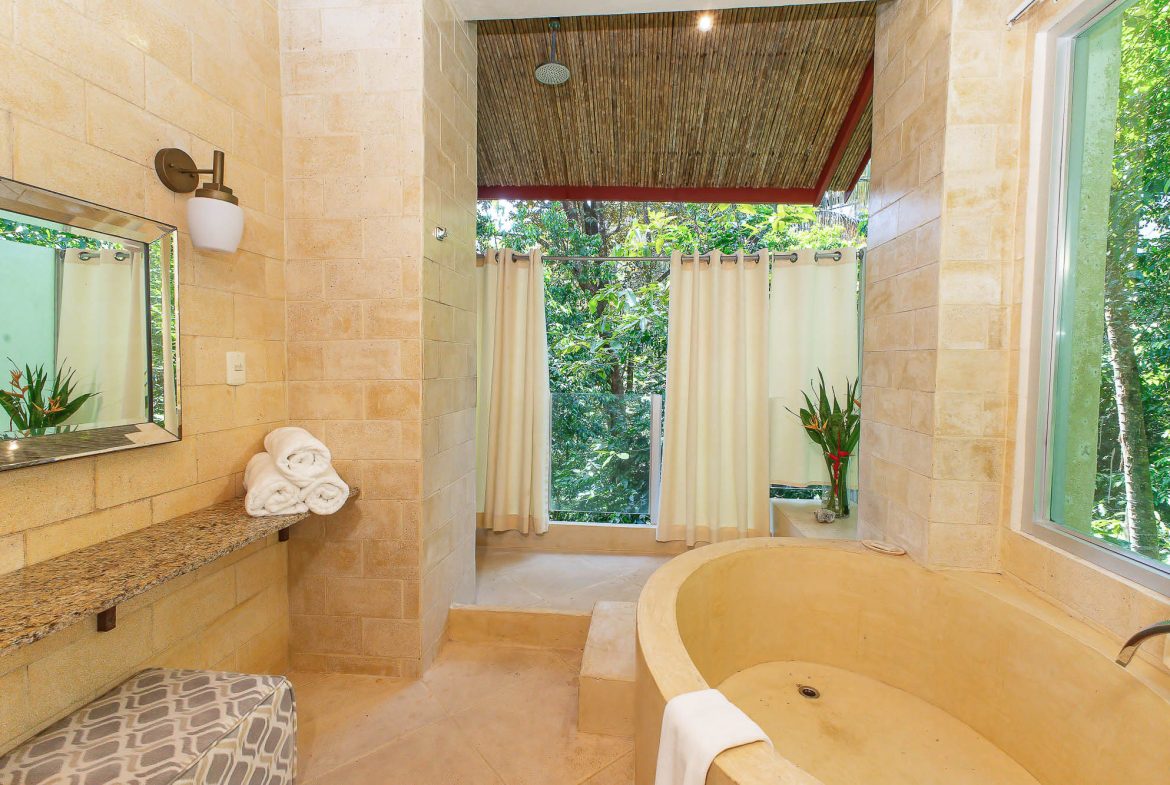 CASA FANTASTICA PROPERTY WITH TEN BEDROOMS AND OCEAN VIEWS, IN MANUEL ANTONIO – 1.3 ACRES