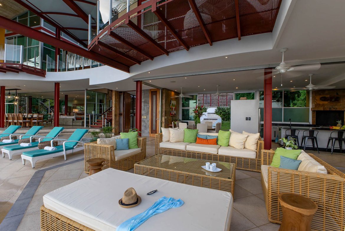 CASA FANTASTICA PROPERTY WITH TEN BEDROOMS AND OCEAN VIEWS, IN MANUEL ANTONIO – 1.3 ACRES