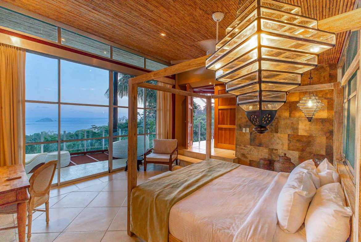 CASA FANTASTICA PROPERTY WITH TEN BEDROOMS AND OCEAN VIEWS, IN MANUEL ANTONIO – 1.3 ACRES